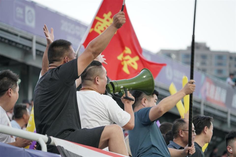 在观众们的, 也感染到黄, 陂籍现役国 在观众们的, 也感染到黄, 陂籍现役国