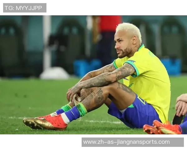 卡塔尔队足球球星带领球队奋勇拼搏展现中东足球独特魅力